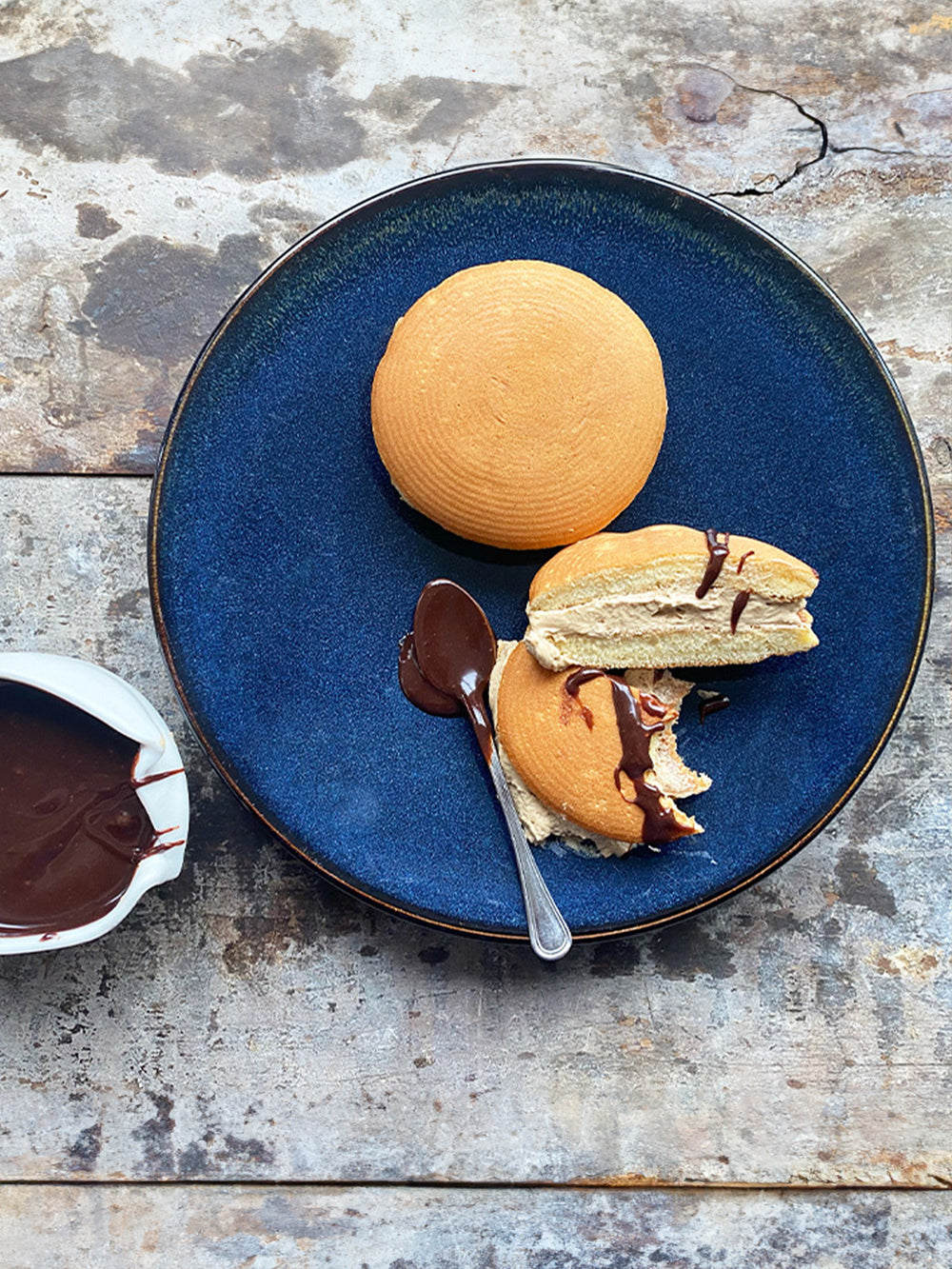 Dorayaki cu crema de cafea si sos de ciocolata tahini