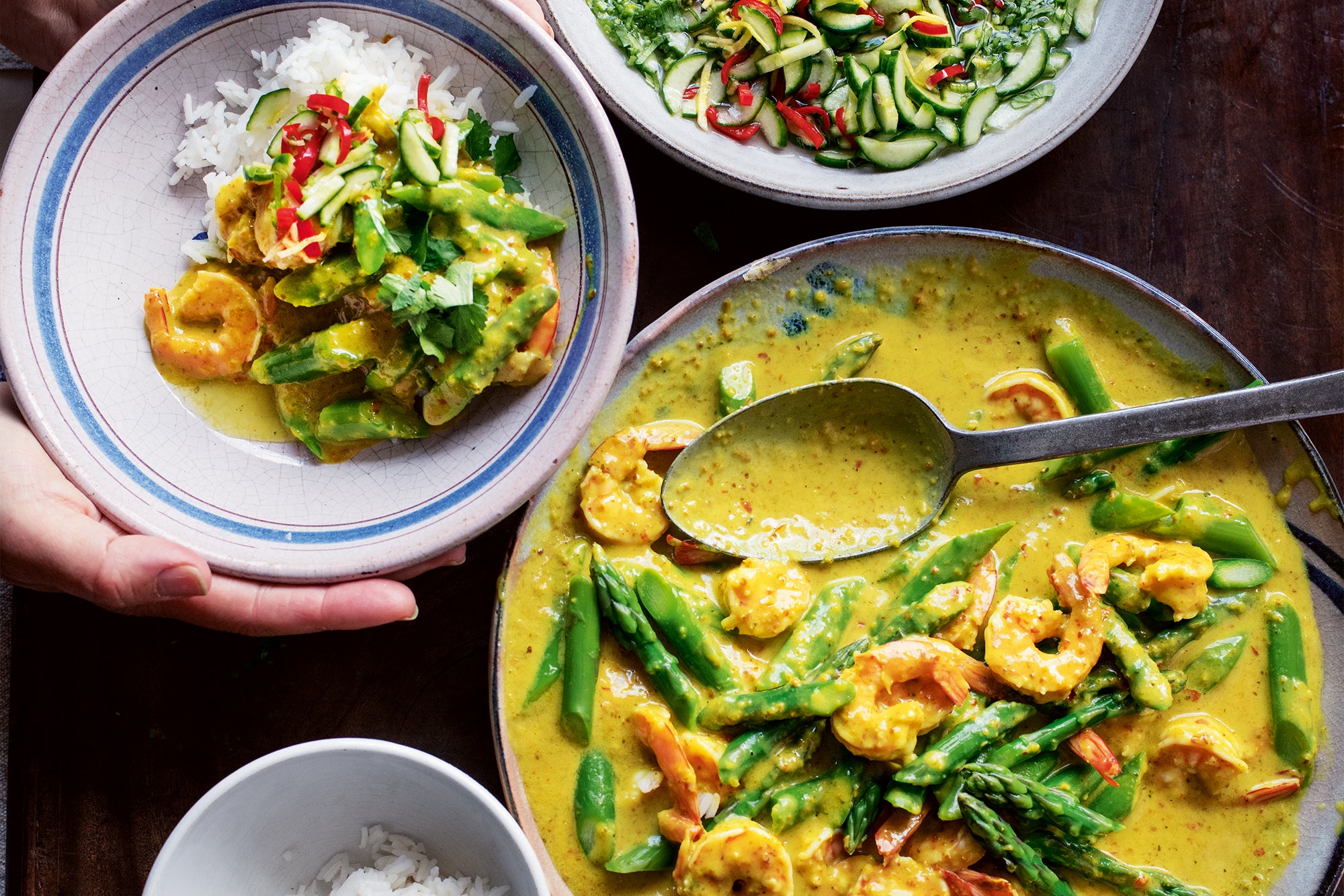 Fresh turmeric and peppercorn curry with prawns and asparagus