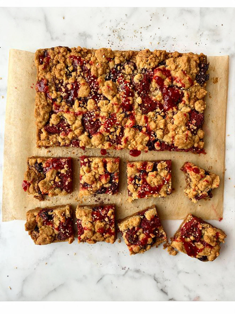 Batoane de crumble halva de zmeură cu sumac și trandafir