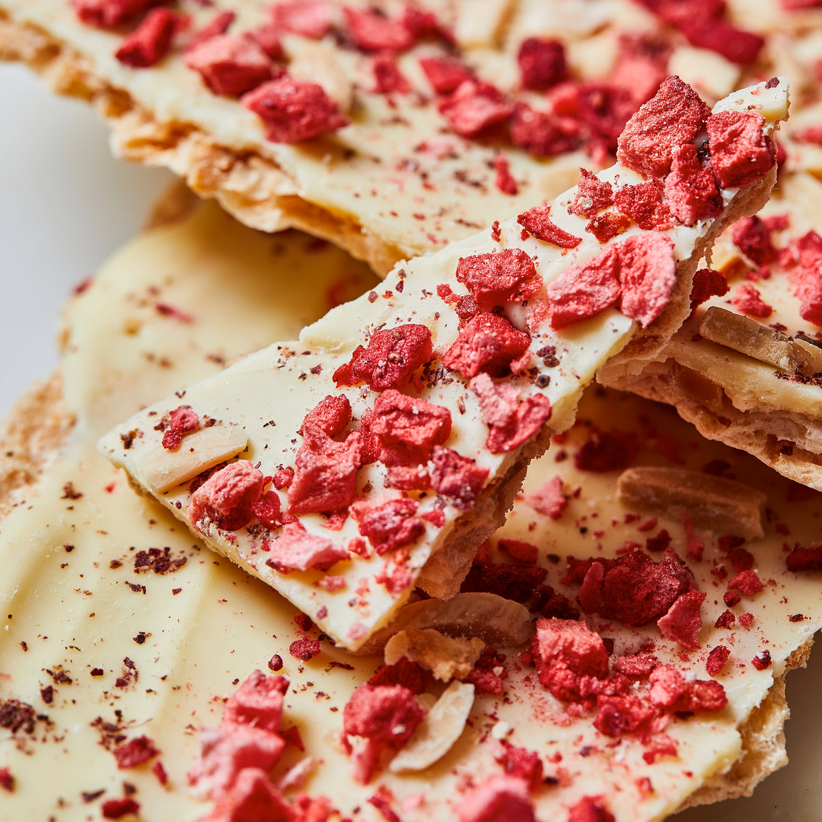 Coconut meringue, white chocolate and strawberry brittle