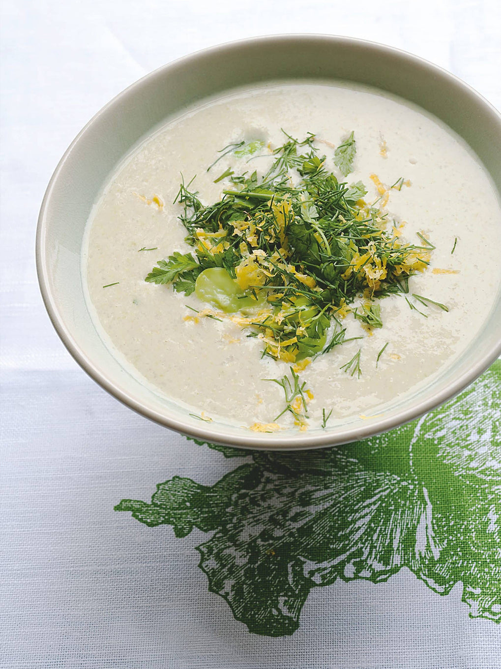 Hot yoghurt and broad bean soup