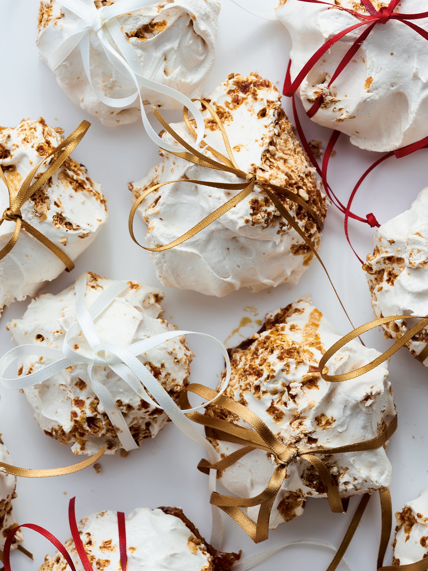 Spiced praline meringues