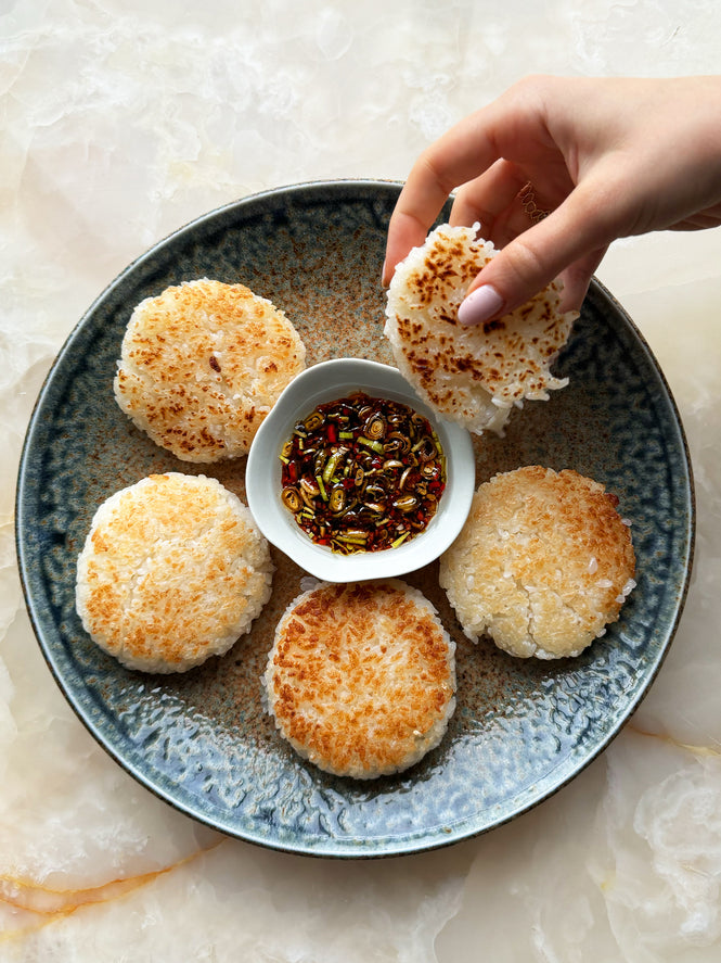 Sushi rice cakes with chilli and spring onion dipping sauce